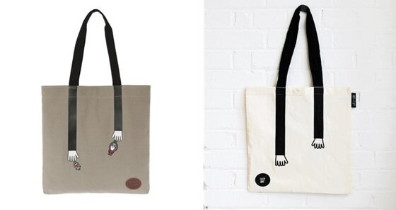 본문 이미지 - 베끼기 논란이 제기된 '마조앤새디' 숄더백(왼쪽)과 '레이지오프'의 숄더백(500M 홈페이지, '레이지오프' 홈페이지). © News1  