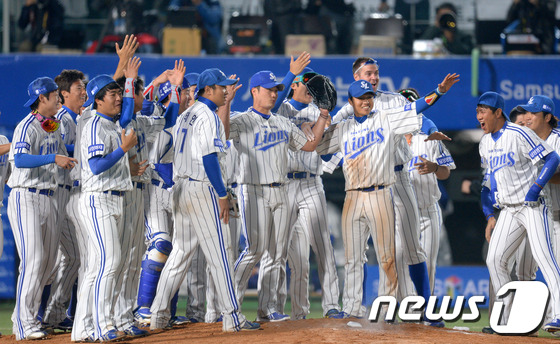 (대구=뉴스1) 이동원 기자 = '2013 한국야쿠르트 세븐 프로야구' 한국시리즈 7차전 삼성라이온즈와 두산베어스의 경기가 1일 대구야구장에서 열렸다.7대 3으로 승리를 거두며 사 …