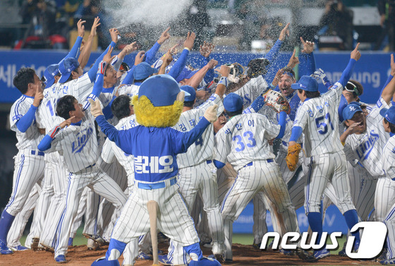 (대구=뉴스1) 이동원 기자 = '2013 한국야쿠르트 세븐 프로야구' 한국시리즈 7차전 삼성라이온즈와 두산베어스의 경기가 1일 대구야구장에서 열렸다.7대 3으로 승리를 거두며 사 …