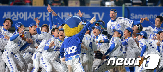 (대구=뉴스1) 이동원 기자 = '2013 한국야쿠르트 세븐 프로야구' 한국시리즈 7차전 삼성라이온즈와 두산베어스의 경기가 1일 대구야구장에서 열렸다.7대 3으로 승리를 거두며 한 …