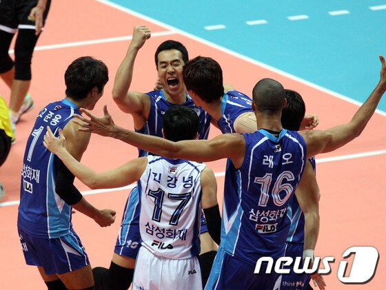 본문 이미지 - 10일 안산 상록수체육관에서 열린 2013-2014 NH농협 V리고 남자부 러시앤캐시-삼성화재 경기에서 고희진(삼성화재)이 득점 후 환호하고 있다. 2013.11.10/뉴스1