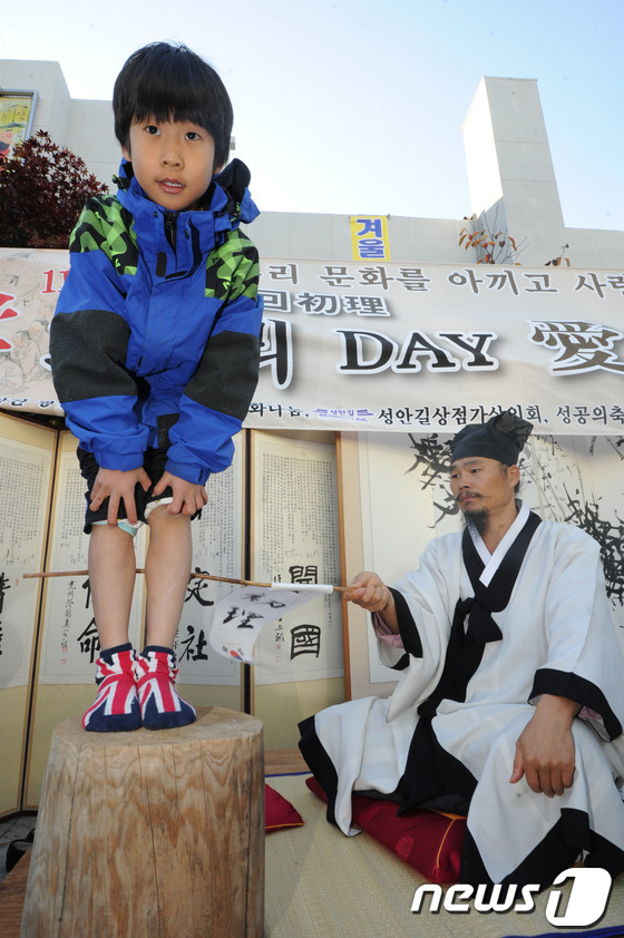 (충북=뉴스1) 김용빈 기자 = 청학동 훈장님으로 알려진 김봉곤 훈장이 11일 오후 충북 청주시 상당구 철당간 앞에서 열린 '회초리데이 愛 가래떡데이' 행사에서 회초리로 종아리를 …