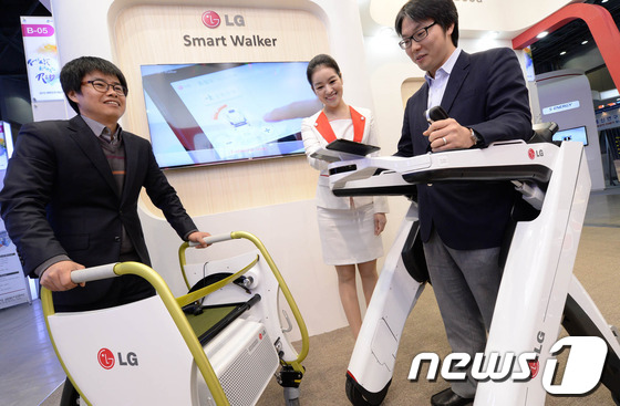 LG Electronics unveils a robot that helps the elderly to walk