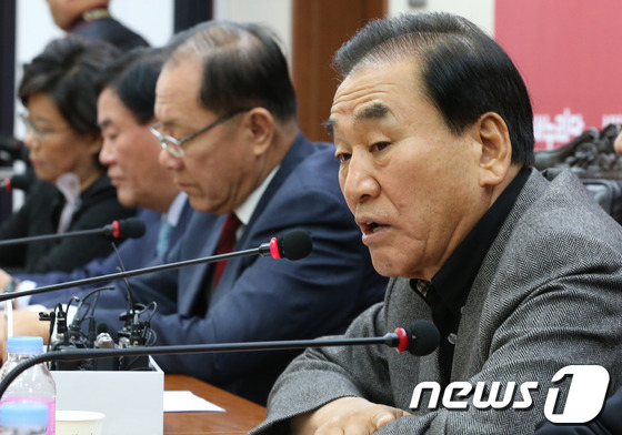 (서울=뉴스1) 송원영 기자 = 이재오 새누리당 의원이 13일 서울 여의도 당사에서 열린 최고중진연석회의에서 발언을 하고 있다.이 의원은 이날 회의에서 "박근혜 정부 출범 1년 동 …