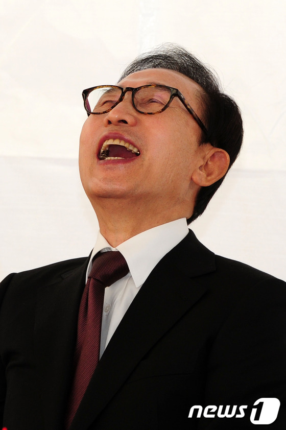 (포항=뉴스1) 최창호 기자 = 13일 이명박 전 대통령 내외가 퇴임 후 고향인 경북 포항을 찾았다.고향마을인 북구 흥해읍 덕실마을을 찾은 이 전 대통령이 마을주민들과 오찬을 하기 …