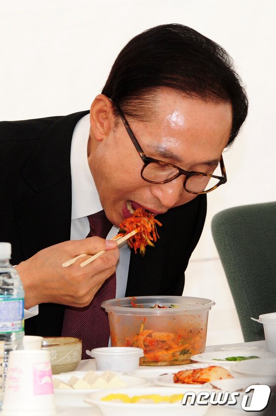 본문 이미지 - 고향마을인 북구 흥해읍 덕실마을을 찾은 이 전 대통령이 포항특산물인 물회로 점심식사를 하고 있다.2013.11.13/뉴스1 © News1   최창호 기자