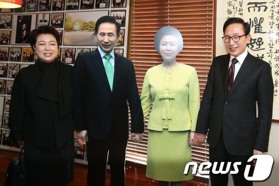 본문 이미지 - 이명박 전 대통령 내외가 13일 경북 포항 북구 홍해읍 덕실마을 덕실관을 찾아 본인의 모형 앞에서 기념촬영을 하고 있다. 2013.11.13/뉴스1   © News1   최창호 기자