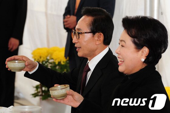 본문 이미지 - 고향마을인 북구 흥해읍 덕실마을을 찾은 이 대통령 내외가 오찬장이 마련된 덕실마을에서 막걸리로 건배하고 있다 .2013.11.13/뉴스1 © News1   최창호 기자