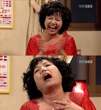 본문 이미지 - 2006년 6월10일 방송된 SBS &#39;하늘이시여&#39;에서 소피아&#40;이숙 분&#41;가 SBS 개그 프로그램 &#39;웃찾사&#39;를 보며 웃다가 죽는 장면. © News1  