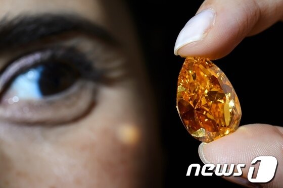 본문 이미지 - 세계 최대 오렌지 다이아몬드 '더 오렌지'.© AFP=News1 