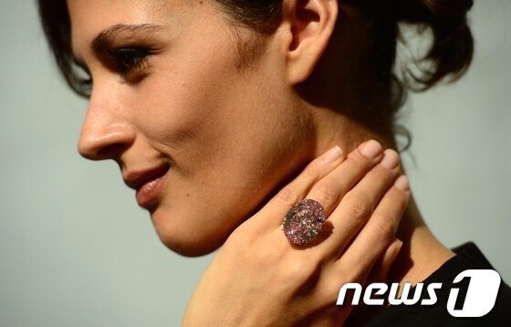 본문 이미지 - 세계 최대 핑크 다이아몬드 '핑크 스타'© AFP=News1 