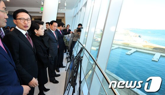 본문 이미지 - 포항운하를 찾은 이 전 대통령이 박승호 시장과 이야기를 나누고 있다. 이 전 대통령은 이에 앞서 고향마을인 북구 흥해읍 덕실마을과 선영을 찾아 친지들과 인사를 나눴다. 2013.11.13/뉴스1 © News1   최창호 기자