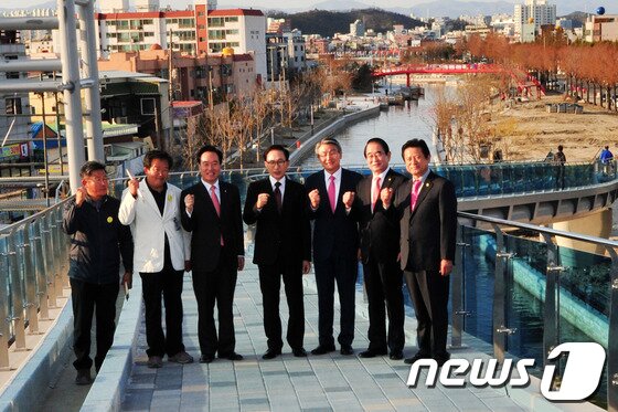 본문 이미지 - 포항운하를 찾은 이 전 대통령이 박승호 시장 등과 함께 포항운하의 발전을 위해 파이팅을 외치고 있다. 2013.11.13/뉴스1 © News1   최창호 기자