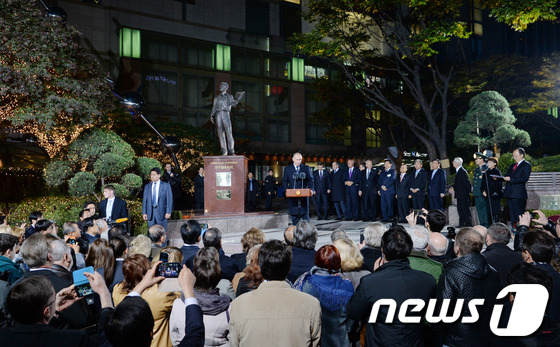 (서울=뉴스1) 박지혜 기자 = 방한한 푸틴 러시아 대통령이 13일 오후 서울 소공동 롯데호텔 앞에서 열린 러시아 대문호 알렉사드르 푸시킨 동상 제막식에 참석해 축사를 하고 있다. …