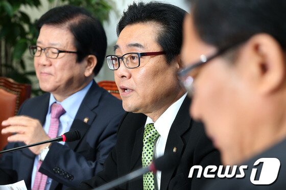 본문 이미지 - 민주당 전병헌 원내대표가 14일 오전 서울 여의도 국회의사당에서 열린 고위정책-약속살리기 연석회의에서 모두발언을 하고 있다.전 원내대표는 이 자리에서 감사원장, 복지부 장관, 검찰총장 후보자에 대한 인사청문회와 관련해 