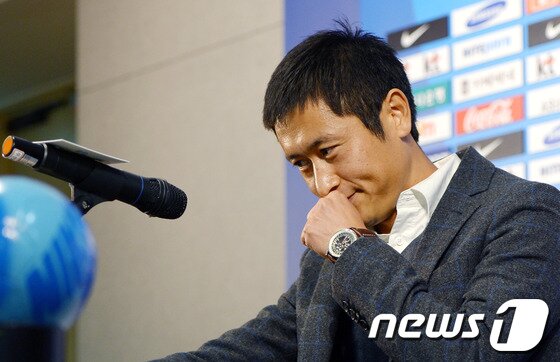 본문 이미지 - &#39;초롱이&#39; 이영표&#40;36&#41;가 14일 오전 서울 종로구 신문로 축구회관에서 은퇴기자회견을 갖고 하고 있다. 이영표는 1999년 6월 12일 잠실종합운동장에서 열린 코리아컵 멕시코전에서 A매치에 데뷔한 후 세번의 아시안컵&#40;2000년, 2004년, 2011년&#41;과 세번의 월드컵&#40;2002년, 2006년, 2010년&#41;에서 대표팀의 부동의 왼쪽 풀백으로 활약했다.또 프로 선수로는 2000년 안양 LG에 입단하며 K리그에 데뷔했고, 2002년 한·일 월드컵 이후 에인트호번&#40;네덜란드&#41;으로 이적해 토트넘&#40;잉글랜드&#41;, 도르트문트&#40;독일&#41;, 알 힐랄&#40;사우디아라비아&#41;, 밴쿠버 화이트캡스&#40;캐나다&#41; 등의 유니폼을 입고 활약했다.은퇴식은 15일 서울월드컵경기장에서 열리는 하나은행초청 축구국가대표팀 친선경기 스위스전에서 치러질 예정이다. 2013.11.14/뉴스1 © News1   이동원 기자