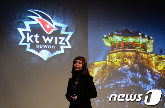 본문 이미지 - 임재희 KT디자인센터 팀장이 14일 오전 서울 세종로 KT광화문사옥에서 프로야구 10번째 구단 케이티 위즈(KT WIZ)팀의 엠블럼을 공개하고 있다.케이티 위즈는 연고지인 수원시를 강조하기 위해 수원성을 형상화한 엠블럼을 다지인했다고 설명했다. 2013.11.14/뉴스1 © News1   정회성 기자