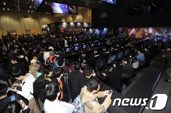 본문 이미지 - 지스타가  열린 14일 오전 부산 벡스코 블리자드 부스에서 신작 '히어로즈 오브 더 스톰'을 선보여 관람객들이 체험을 하고 있다. /뉴스1 © News1   전혜원 기자