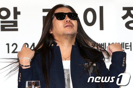 (서울=뉴스1) = 가수 박완규가 14일 오후 서울 강남구 한국도심공항 서울컨벤션에서 열린 '2013 더보컬리스트 콘서트' 제작발표회에 참석하고 있다.올해로 5회를 맞은 '더 보컬 …