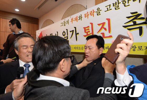 본문 이미지 - '교회 바로세우기 장로 기도 모임' 소속 목사와 장로들이 14일 오후 서울 종로구 연지동 한국기독교회관에서 열린 조용기 목사 일가 퇴진 촉구 기자회견에서 조 목사와 그 일가의 비리를 폭로하던 중 순복음교회 교인들이 기자회견 중단을 요구하며 몸싸움을 하고 있다. © News1 박지혜 기자