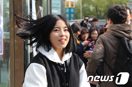 (서울=뉴스1) 김인영 인턴기자 = tvN드라마 '응답하라 1994'에서 '조윤진' 역으로 사랑받고 있는 도희(본명 민도희)가 14일 명동 밀리오레 앞에서 프리허그를 하고 있다. …