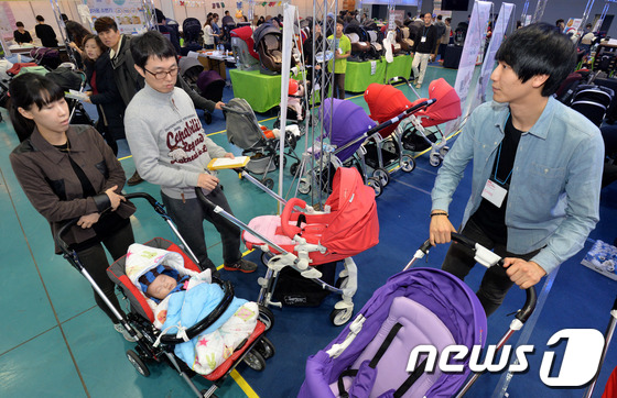 (서울=뉴스1) 박세연 기자 = 14일 오후 서울 강남구 대치동 서울무역전시장(SETEC)에서 개막한 베이비 키즈 페어를 찾은 시민들이 육아용품을 보고 있다.임신, 출산, 육아정보 …