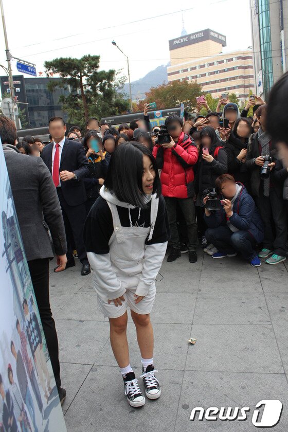 본문 이미지 - tvN드라마 '응답하라 1994'에서 욕쟁이 '조윤진' 역으로 큰 사랑을 받고 있는 '도희'(본명 민도희)가 14일 명동에서 팬이 포옹하러 다가오자 인사하고 있다.  © News1   김인영 인턴기자