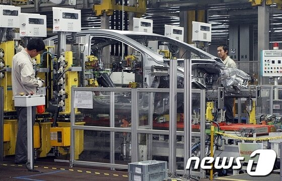 본문 이미지 - 14일 오후 중국 순의지구에 위치한 북경 현대자동차 제3공장에서 근로자들이 Elantra&#40;중국명 Langdong&#41; 차량을 조립하고 있다. 북경 현대차는 지난해 중국 현지에서 85만599대의 자동차를 팔아 124억 달러의 매출을 올렸다. 2013.11.14/뉴스1 © News1 변의현 기자