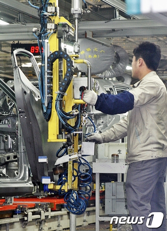 (중국 북경=뉴스1) 변의현  기자 = 14일 오후 중국 순의지구에 위치한 북경 현대자동차 제3공장에서 한 근로자가 MDc Elantra(중국명 Langdong) 차문을 조립하기 …