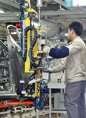 본문 이미지 - 14일 오후 중국 순의지구에 위치한 북경 현대자동차 제3공장에서 한 근로자가Elantra&#40;중국명 Langdong&#41; 차문을 조립하기 위해 대기중이다.  2013.11.14/뉴스1  © News1   변의현  기자