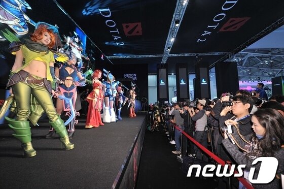 본문 이미지 - 스파이럴캣츠의 도타2 코스프레 쇼에 쏠린 눈들© News1  