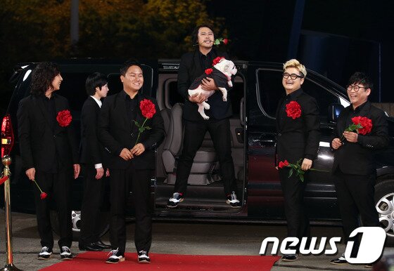 본문 이미지 - 밴드 장미여관이 14일 오후 서울 송파구 올림픽공원 체조경기장에서 열린 멜론뮤직어워드에 참석하기 위해 차량에서 내리고 있다. 2013.11.14 스타뉴스/뉴스1 © News1   
