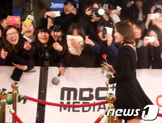 본문 이미지 - 가수 아이유가 14일 오후 서울 방이동 올림픽공원 체조경기장에서 열리는 '2013 멜론 뮤직 어워드(이하 MMA)'에 참석하고 있다. 2013.11.14 스타뉴스/뉴스1  © News1   