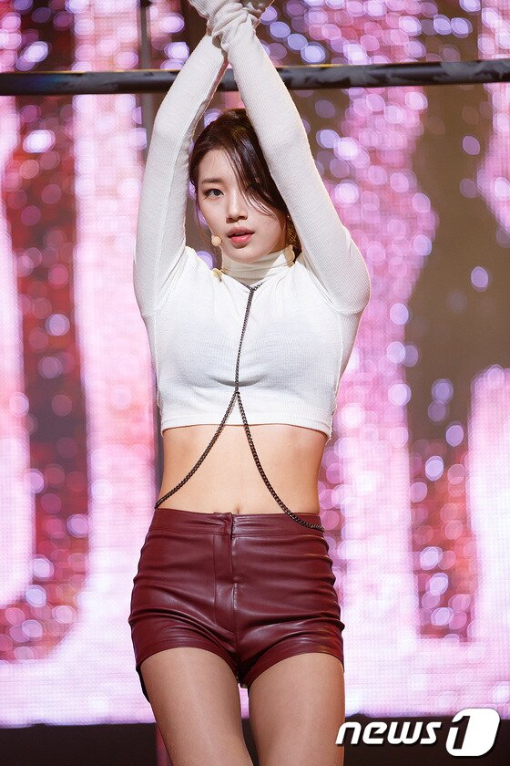 본문 이미지 - 그룹 미쓰에이 수지가 14일 오후 서울 마포구 상암동 CJ E&M 센터에서 열린 케이블채널 엠넷 '엠카운트다운'에서 화려한 무대를 선보이고 있다. 2013.11.14 스타뉴스/뉴스1 © News1   