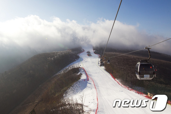(강원=뉴스1) 윤창완 기자 = 하이원스키장이 15일 오전 본격 개장에 돌입했다. 겨울을 기다려온 은빛설원이 화려히 펼쳐져 있다. 이날 아테나Ⅰ과 함께 아테나Ⅱ 슬로프도 개방이 됐 …