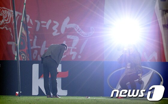 본문 이미지 - 이영표 선수가 15일 오후 상암동 서울월드컵경기장에서 하나은행 초청 축구국가대표팀 친선경기 대한민국과 스위스의 경기 중간 열린 은퇴식에서 그라운드를 돌며 관중들에게 인사하고 있다. 2013.11.15/뉴스1 © News1 박정호 기자