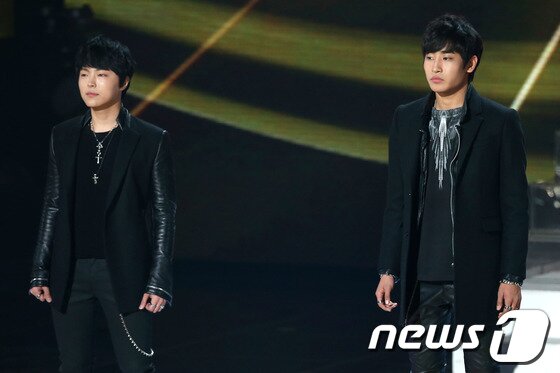 본문 이미지 - 15일 저녁 서울 송파구 잠실실내체육관에서 열린 Mnet &#39;슈퍼스타K5&#39; 결승전에서 우승을 차지한 박재정&#40;왼쪽&#41;과 준우승을 차지한 박시환이 멋진 무대를 선보이고 있다. 2013.11.15스타뉴스/뉴스1 © News1   