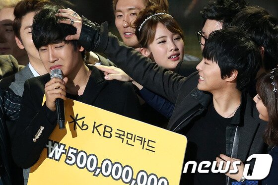 본문 이미지 - 15일 저녁 서울 송파구 잠실실내체육관에서 열린 Mnet &#39;슈퍼스타K5&#39; 결승전에서 준우승을 차지한 박시환&#40;오른쪽&#41;이 우승을 차지한 박재정을 축하해주고 있다. 2013.11.15스타뉴스/뉴스1 © News1   