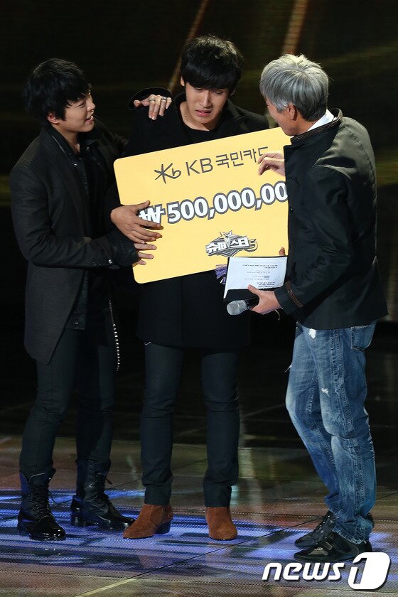 본문 이미지 - 15일 저녁 서울 송파구 잠실실내체육관에서 열린 Mnet &#39;슈퍼스타K5&#39; 결승전에서 우승을 차지한 박재정이 가수 배철수와 준우승자 박시환의 축하를 받고 있다. 2013.11.15스타뉴스/뉴스1 © News1   