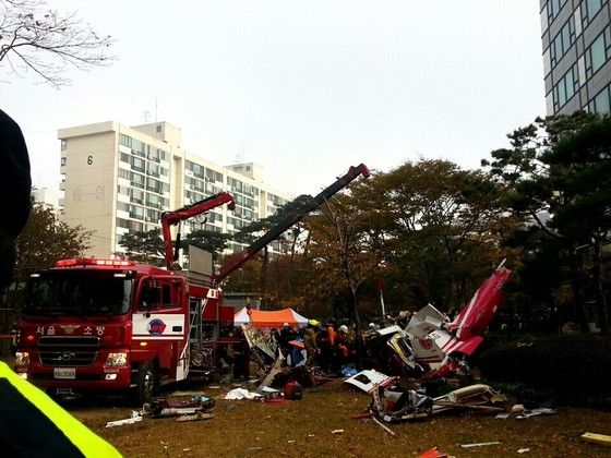 (서울=뉴스1) 박응진 기자 = 16일 오전 8시 55분경 서울 삼성동 아이파크 아파트 102동 23∼24층에 민간 헬리콥터가 충돌해 추락했다.긴급출동한 소방대원들이 충돌 후 추락 …