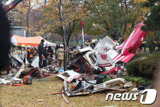 본문 이미지 - 16일 오전 서울 삼성동 아이파크아파트에 LG그룹 소속 민간헬기가 충돌 후 추락하는 사고가 발생해 소방대원들이 사고현장을 수습하고 있다. 이 사고로 기장 1명과 부기장 1명이 사망했다 2013.11.16/뉴스1 © News1 유승관 기자