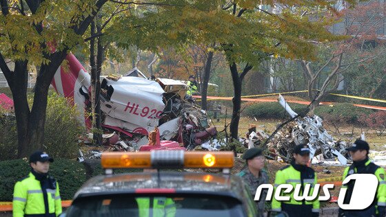 본문 이미지 - 16일 오전 서울 삼성동 아이파크 아파트에 충돌 후 추락한 LG그룹 소속 민간헬기가 처참한 모습을 하고 있다. 2013.11.16/뉴스1 © News1 박철중 기자