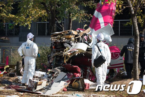 본문 이미지 - 16일 오전 서울 삼성동 아이파크 아파트에 민간 헬리콥터가 충돌해 추락하는 사고가 발생했다. 이날 오후 국립과학수사원 관계자들이 추락한 헬기 잔해를 살펴보고 있다. 2013.11.16/뉴스1 © News1 유승관 기자