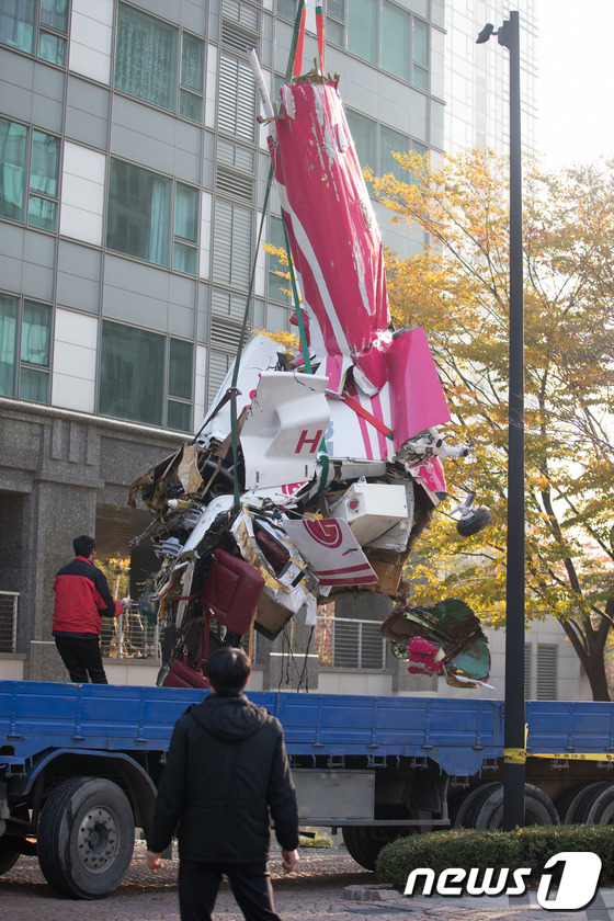 (서울=뉴스1) 유승관 기자 = 16일 오전 서울 삼성동 아이파크 아파트에 민간 헬리콥터가 충돌해 추락하는 사고가 발생했다.이날 오후 인부들이 추락한 헬기 잔해를 인양하고 있다.이 …