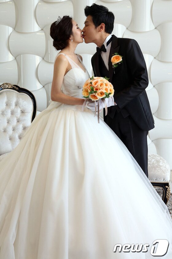 본문 이미지 - 배우 백봉기와 결혼하는 10세 연하신부 이유리가 16일 오후 서울 대치동 컨벤션 디아망에서 결혼식에 앞서 신부대기실에서 포즈를 취하고 있다.백봉기는 영화 &#39;살인의 추억&#39;과 &#39;말죽거리 잔혹사&#39;, &#39;알투비:리턴투베이스’&#39;등에 출연했으며 tvN 군디컬 드라마 &#39;푸른거탑&#39;에 출연중이다. 2013.11.16 스타뉴스/뉴스1 © News1   