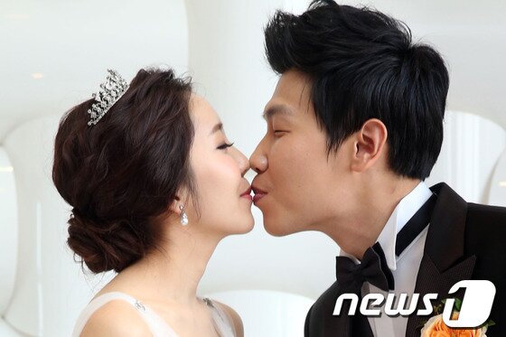 본문 이미지 - 배우 백봉기와 10세 연하신부 이유리가 16일 오후 서울 대치동 컨벤션 디아망에서 결혼식에 앞서 신부대기실에서 포즈를 취하고 있다.백봉기는 영화 &#39;살인의 추억&#39;과 &#39;말죽거리 잔혹사&#39;, &#39;알투비:리턴투베이스’&#39;등에 출연했으며 tvN 군디컬 드라마 &#39;푸른거탑&#39;에 출연중이다. 2013.11.16 스타뉴스/뉴스1 © News1   