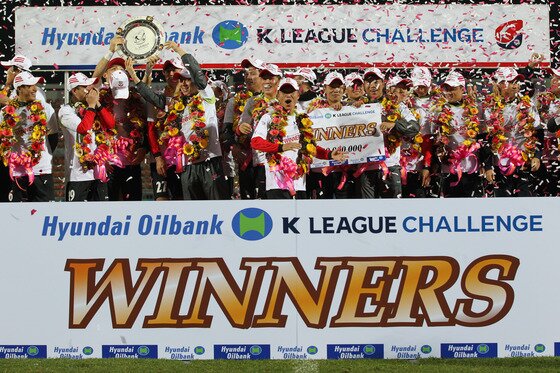 본문 이미지 - 16일 경북 상주 시민운동장에서 열린 현대오일뱅크 K리그 챌린지(프로축구 2부) 시상식에서 우승한 상주 상무팀 선수들이 우승패를 들고 기뻐하고 있다. (한국프로축구연맹 제공) 2013.11.16/뉴스1