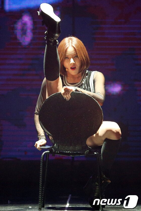 본문 이미지 - 가수 손담비가 16일 오후 서울 광진구 어린이대공원 돔아트홀에서 열린 한류 문화 공연 &#39;와팝&#39; 콘서트에서 멋진 무대를 선보이고 있다. 2013.11.16 스타뉴스/뉴스1 © News1   