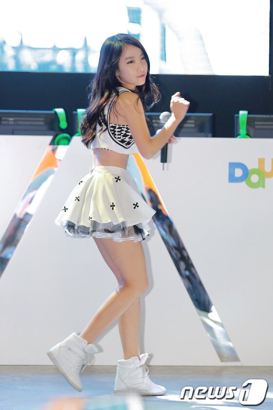 본문 이미지 - 레인보우 지숙 복근 훤히 무대의상 '깜찍'© News1  