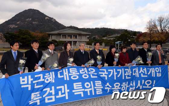 (서울=뉴스1) 정회성 기자 = 민주당 김광진(왼쪽부터), 박완주, 김성준, 유은혜, 김용익, 우상호, 남윤인순, 은수미, 이학영, 김기식, 박홍근 의원이 17일 오후 서울 종로구 …